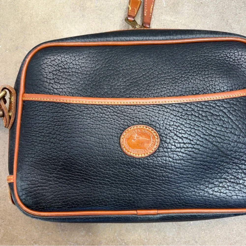 Vintage Dooney & Bourke Camera Bag Black Pebbled Leather Crossbody Brown Trim - Picture 3 of 13